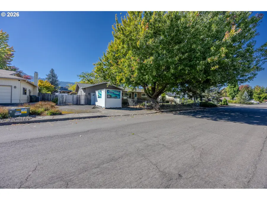 3077 W Lorraine Ave, Roseburg, OR 97471 - #3