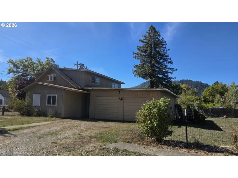 206 NE Spruce Ave, Myrtle Creek, OR 97457 - #2