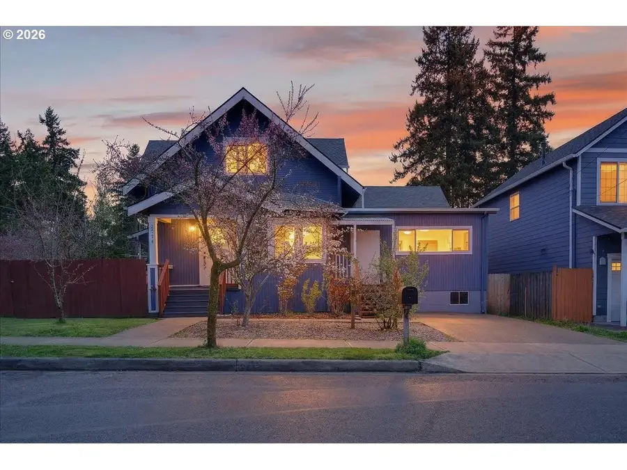 2704 SE 84th Ave, Portland, OR 97266 - #2