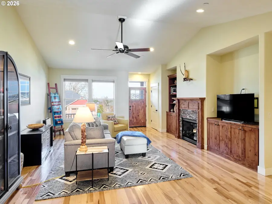 1508 Crestview Dr, Silverton, OR 97381 - #2