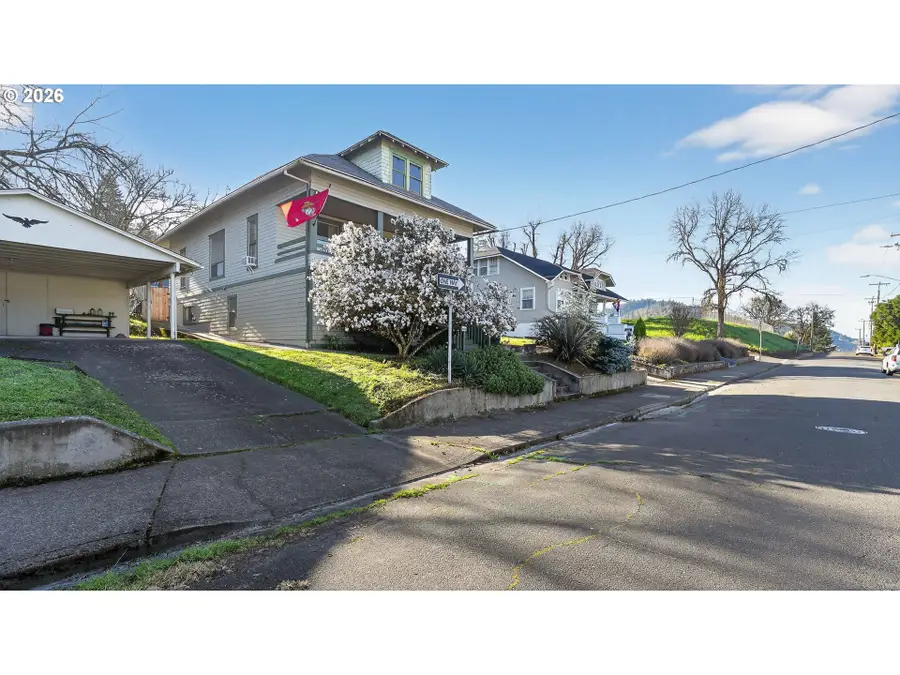 1151 SE Jackson St, Roseburg, OR 97470 - #3