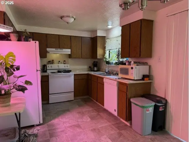 2829 Applewood Ln, Eugene, OR 97408 - #3