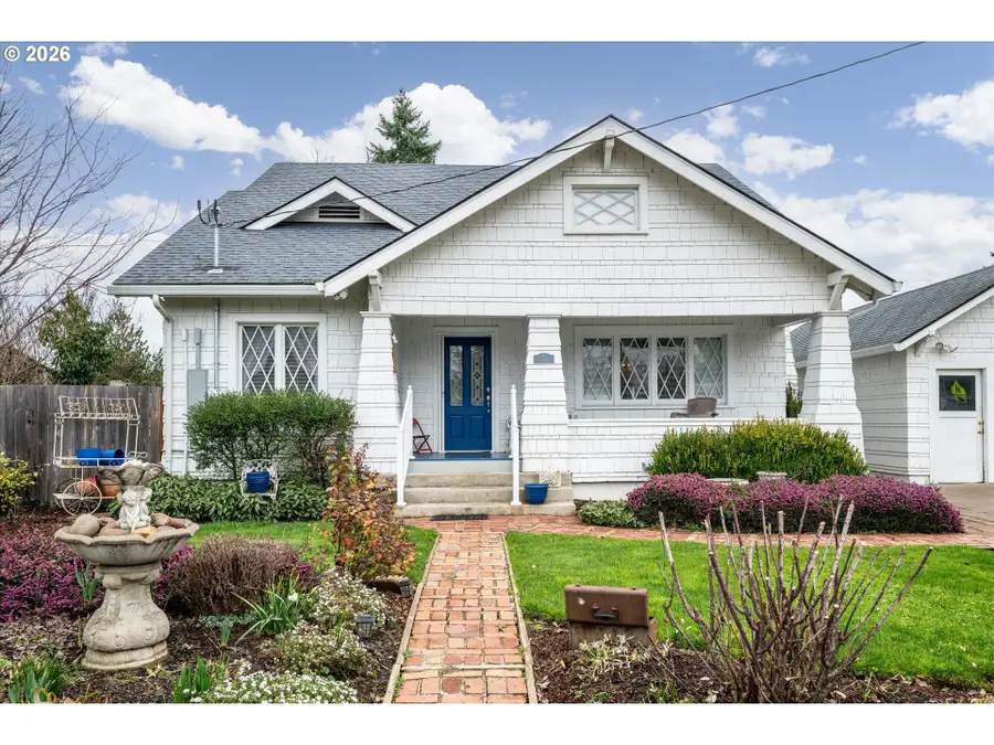 524 N 5th St, Creswell, OR 97426 - #2