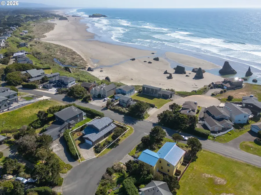 1305 Strawberry Dr, Bandon, OR 97411 - #2