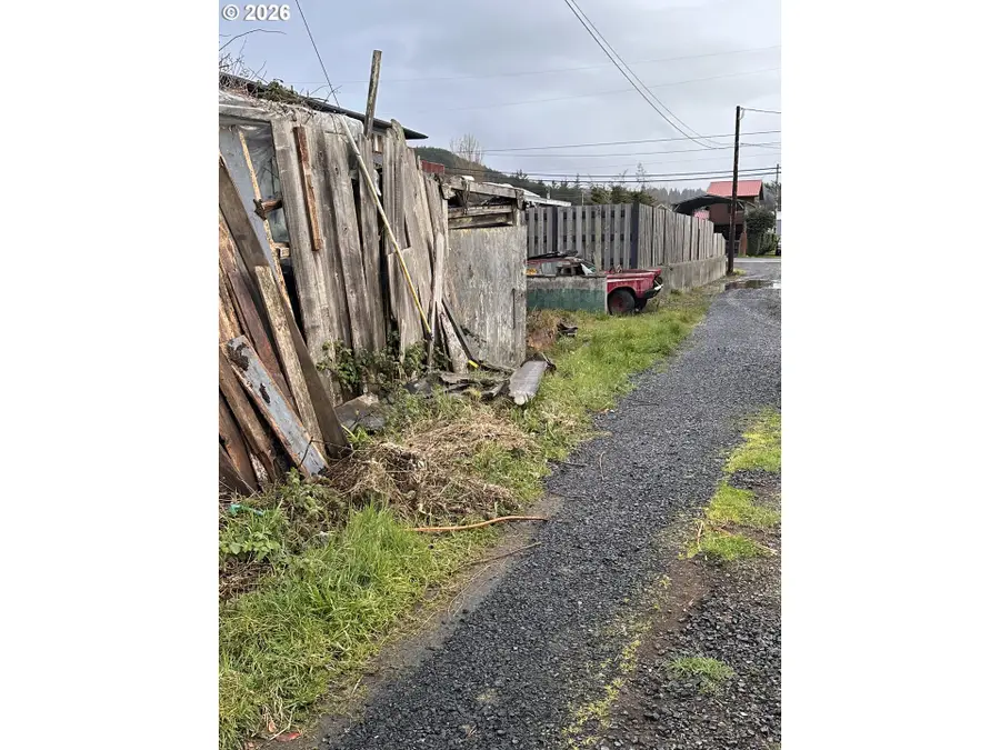785 Broadway Ave, Winchester Bay, OR 97467 - #3