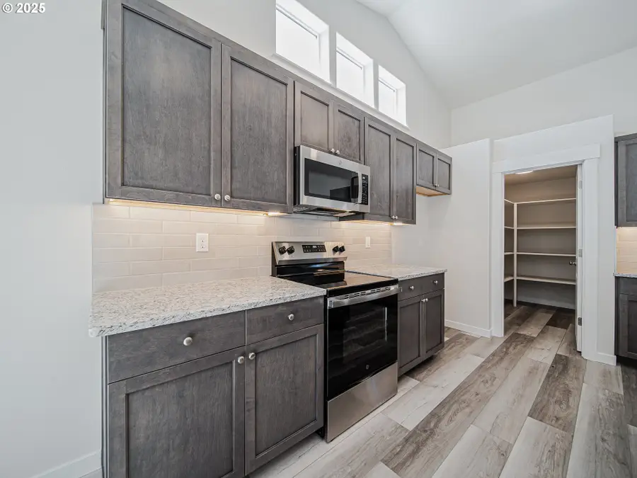 1156 SE Owyn Dr, Hermiston, OR 97838 - Image #2