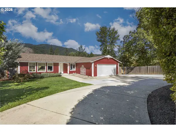 1221 E Evans Creek Rd, RogueRiver, OR 97537