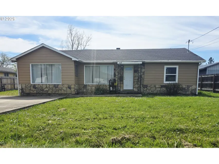 2137 Castle Ave, Roseburg, OR 97471 - #3