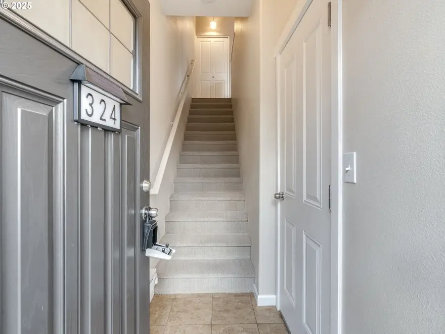 324 NE Edgeway Dr, Hillsboro, OR 97006 - #2