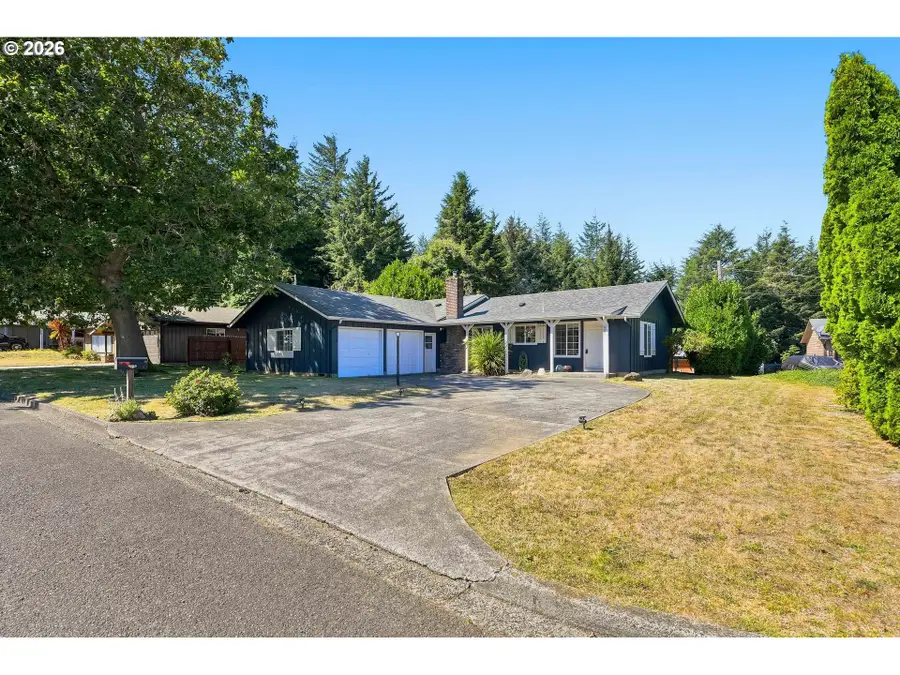 885 Oakway Dr, Coos Bay, OR 97420 - #2