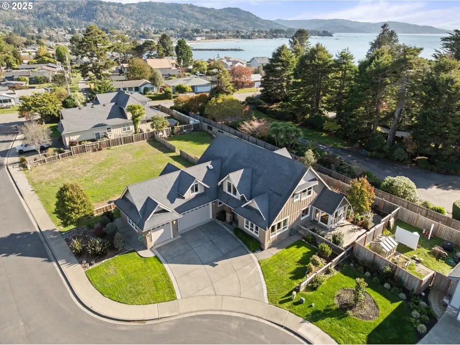 7208 Edge Cliff Dr, Brookings, OR 97415 - Image #2