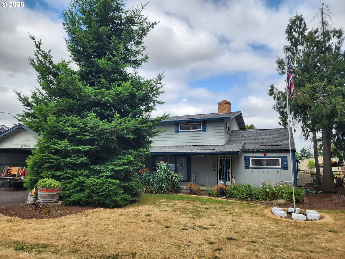 725 W Main St, Molalla, OR 97038 - #1