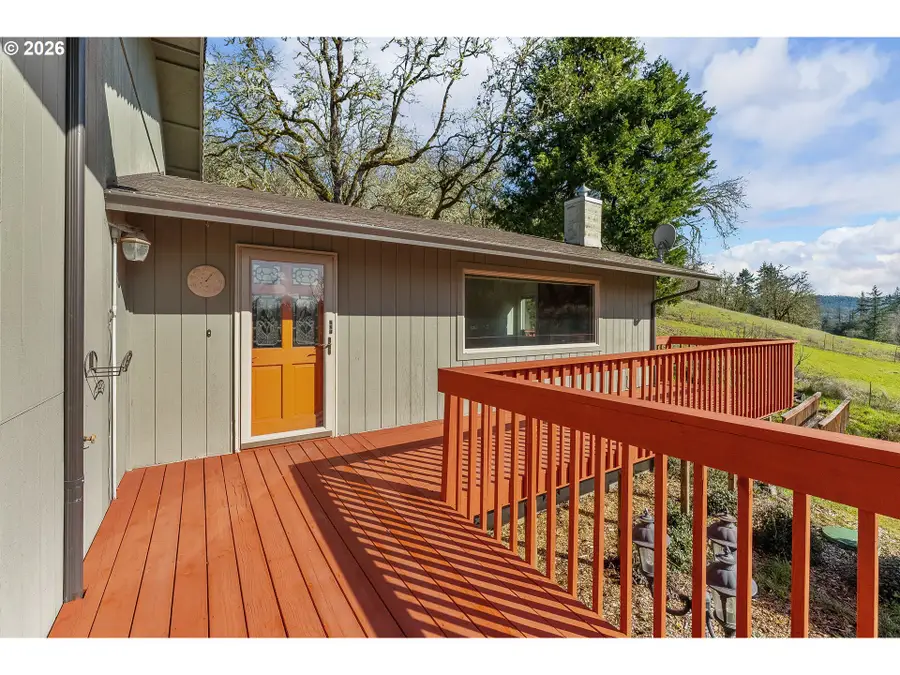 221 Oakview Dr, Roseburg, OR 97471 - #3