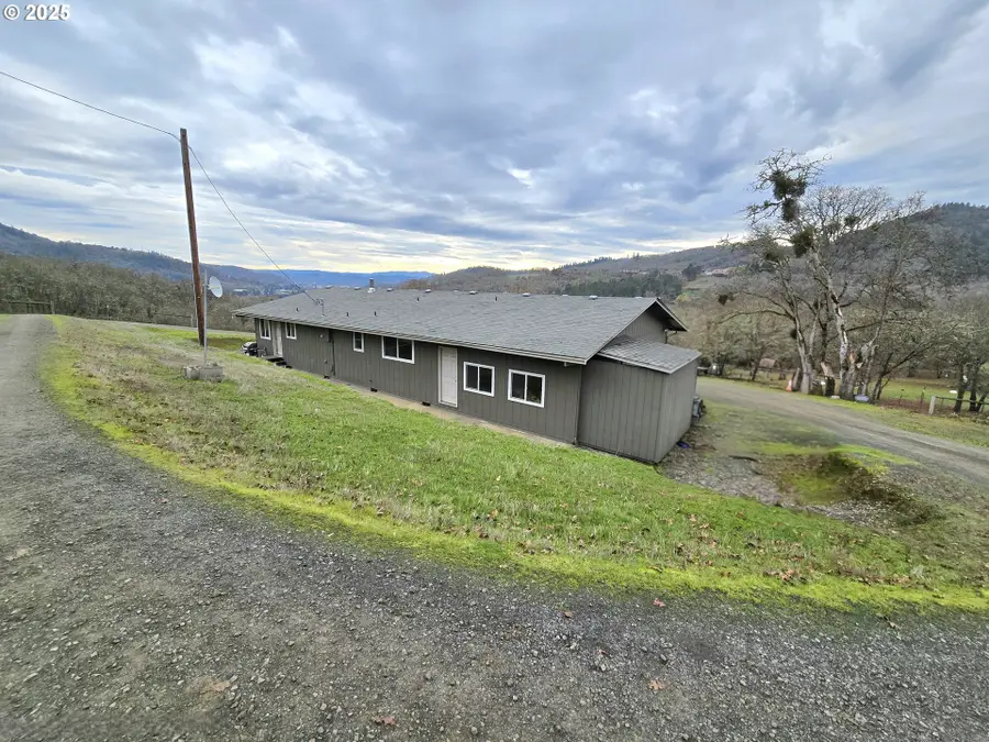 1880 Fairhill Dr, Roseburg, OR 97471 - Image #2