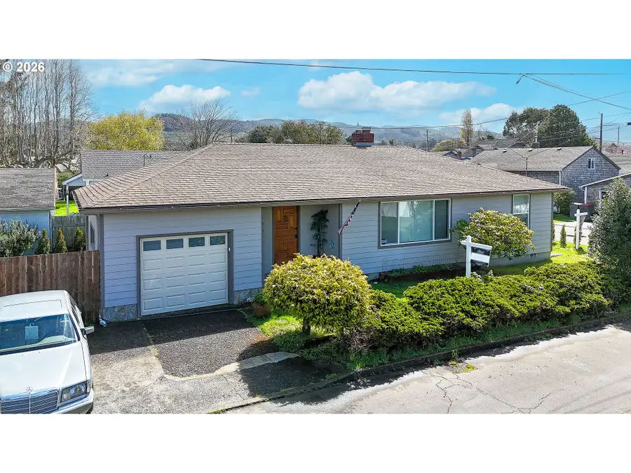 815 N King St, Seaside, OR 97138 - #2