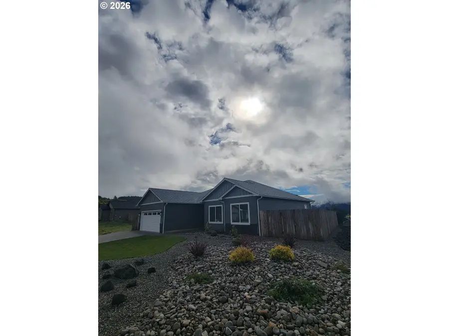912 Medina Ave, Sutherlin, OR 97479 - #3