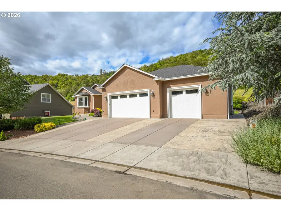 411 Oak Valley Loop, Winchester, OR 97495 - #2