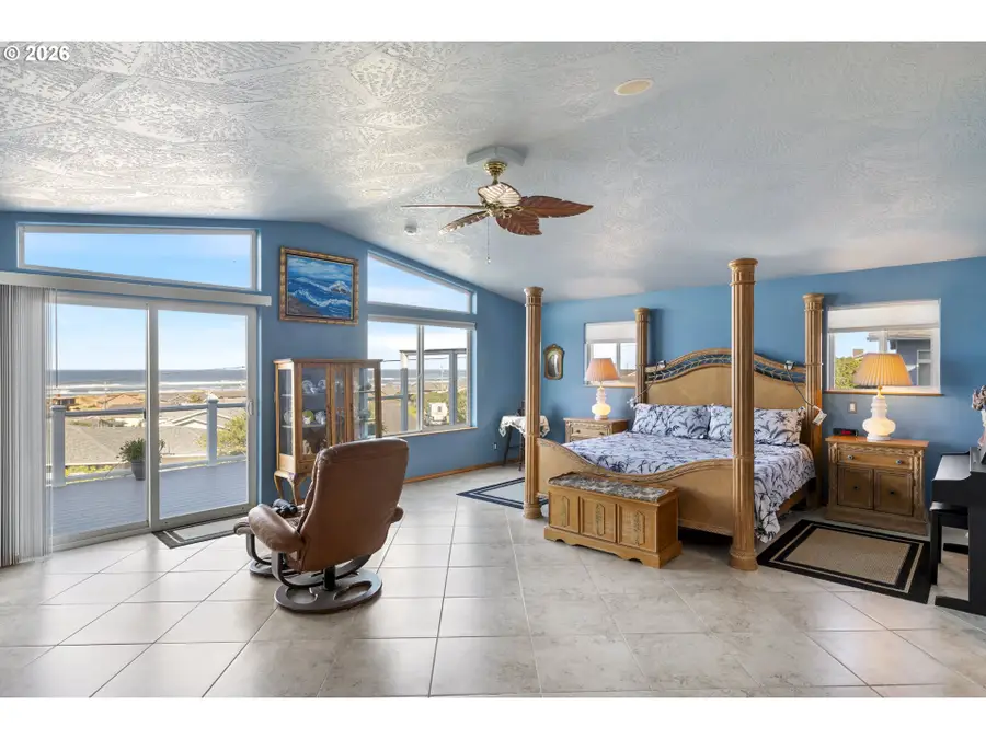 2105 NW Parker Ave, Waldport, OR 97394 - #2