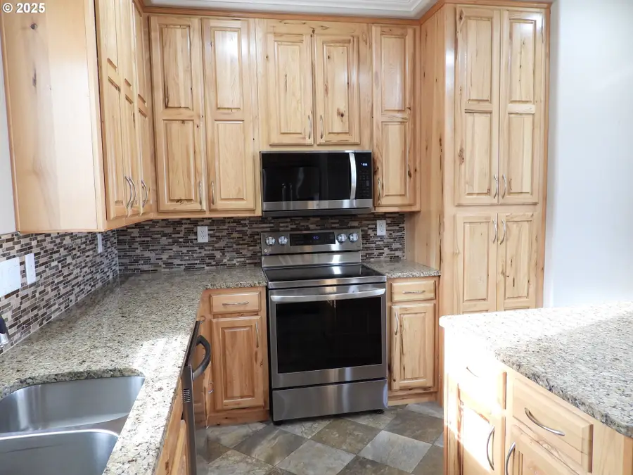 1903 Golden Way, The Dalles, OR 97058 - Image #3