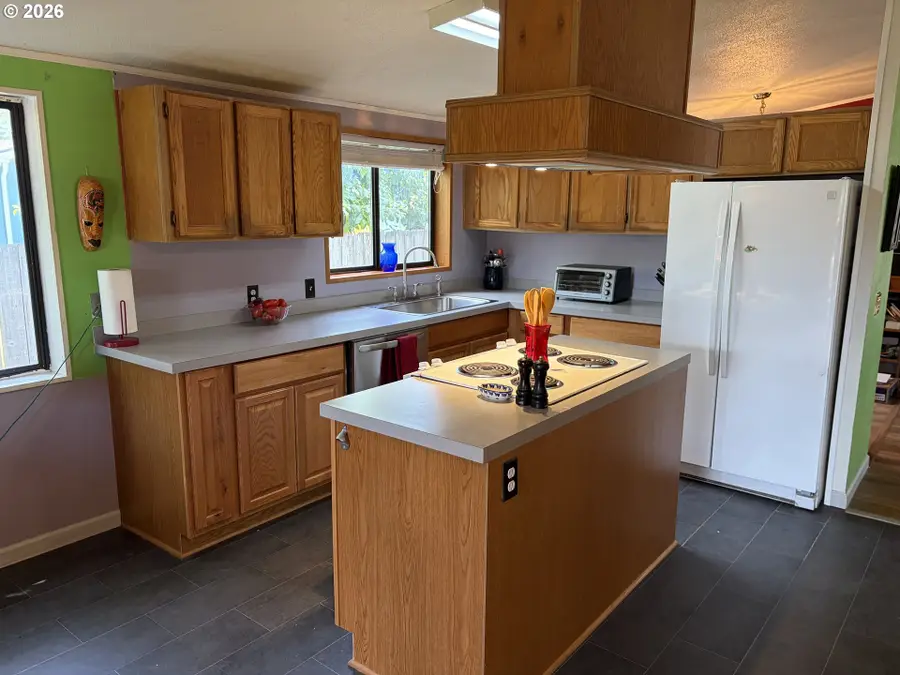 3083 Stapp Dr, Eugene, OR 97408 - #3