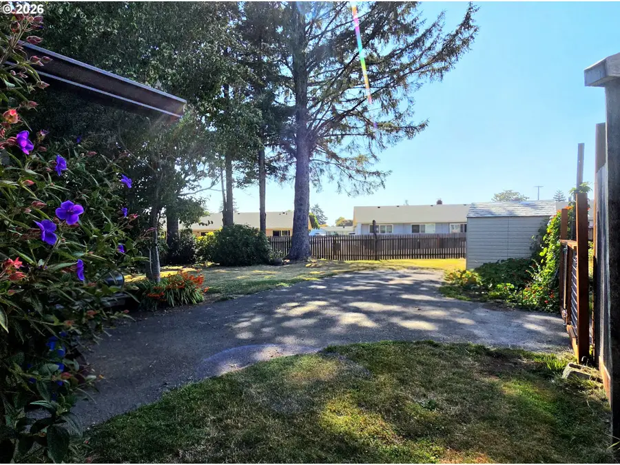 417 Railroad St, Brookings, OR 97415 - #2
