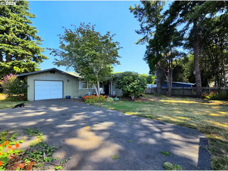 417 Railroad St, Brookings, OR 97415 - #3