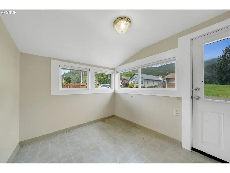 207 2nd St, Garibaldi, OR 97118 - #2