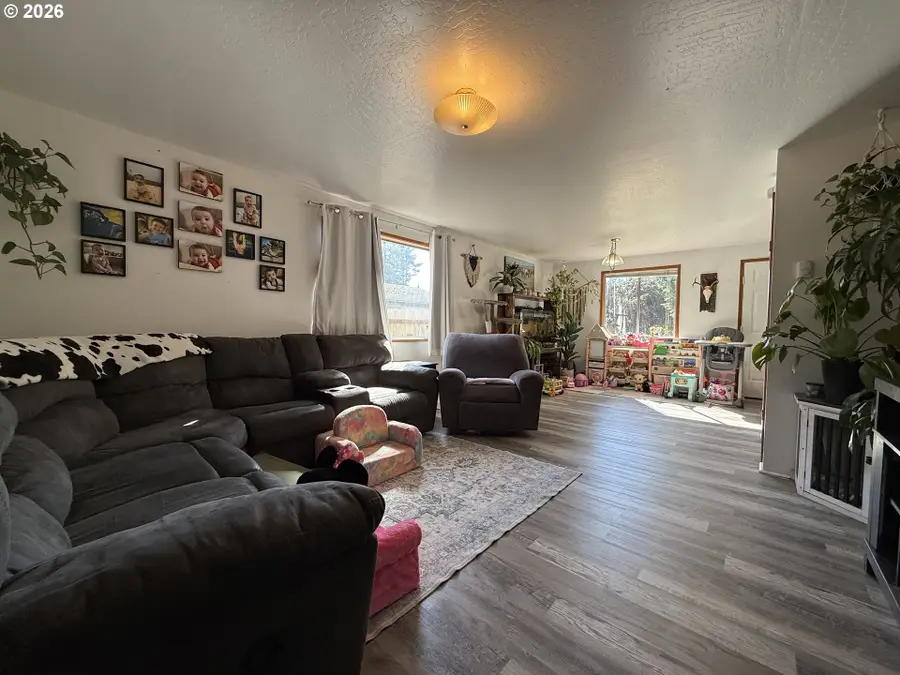 735 2nd St, Brookings, OR 97415 - #3