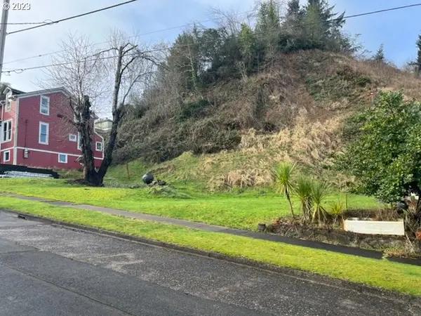 451 6th St, Astoria, OR 97103