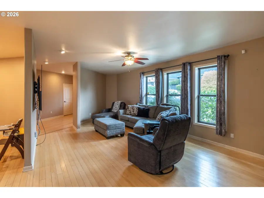 2245 Eagle Loop, Sutherlin, OR 97479 - #3