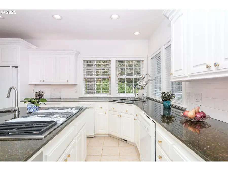 36313 Blueberry Dr, Lebanon, OR 97355 - Image #2