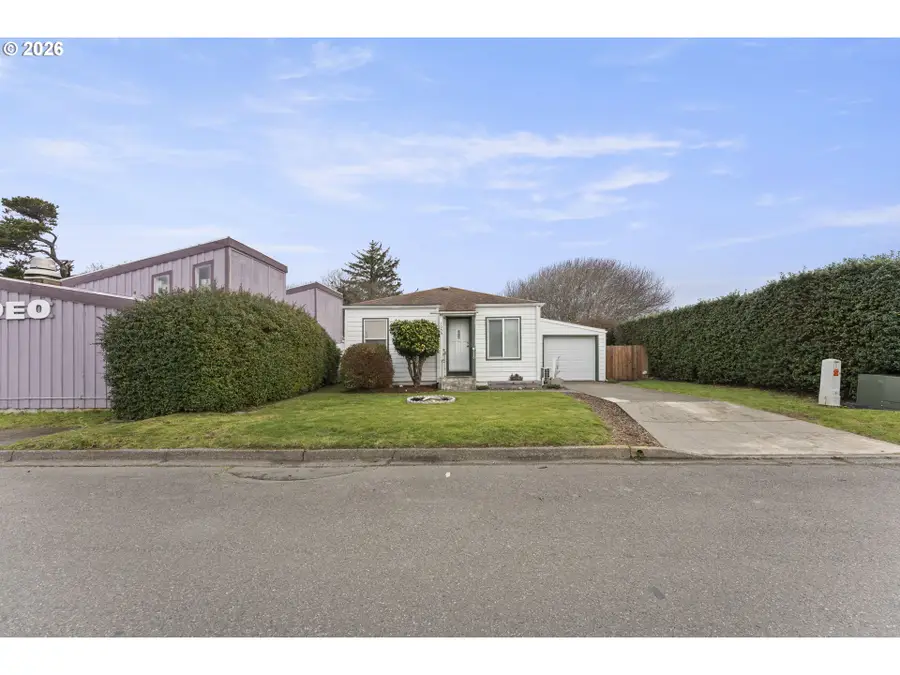 1055 SE Baltimore Ave, Bandon, OR 97411 - #2