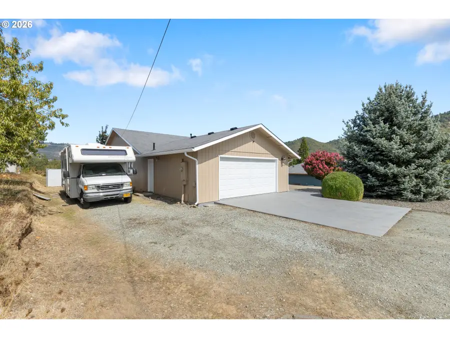 143 Briggs Dr, Tri City, OR 97457 - #3