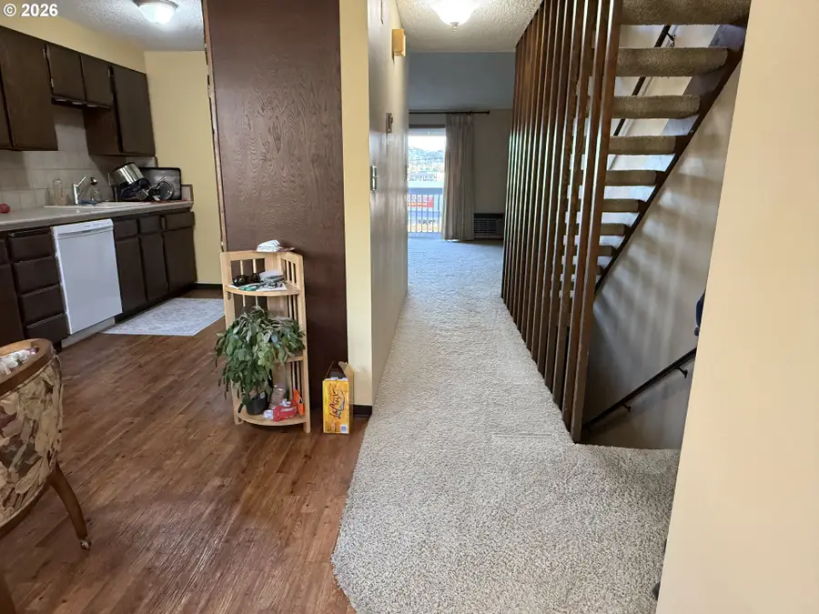 8 NW Mountain View Dr, Roseburg, OR 97471 - #2