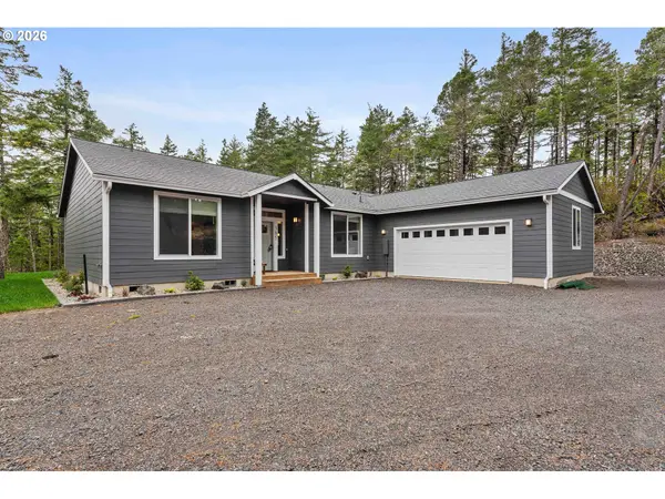 385 Pacific Dunes Dr, NorthBend, OR 97459