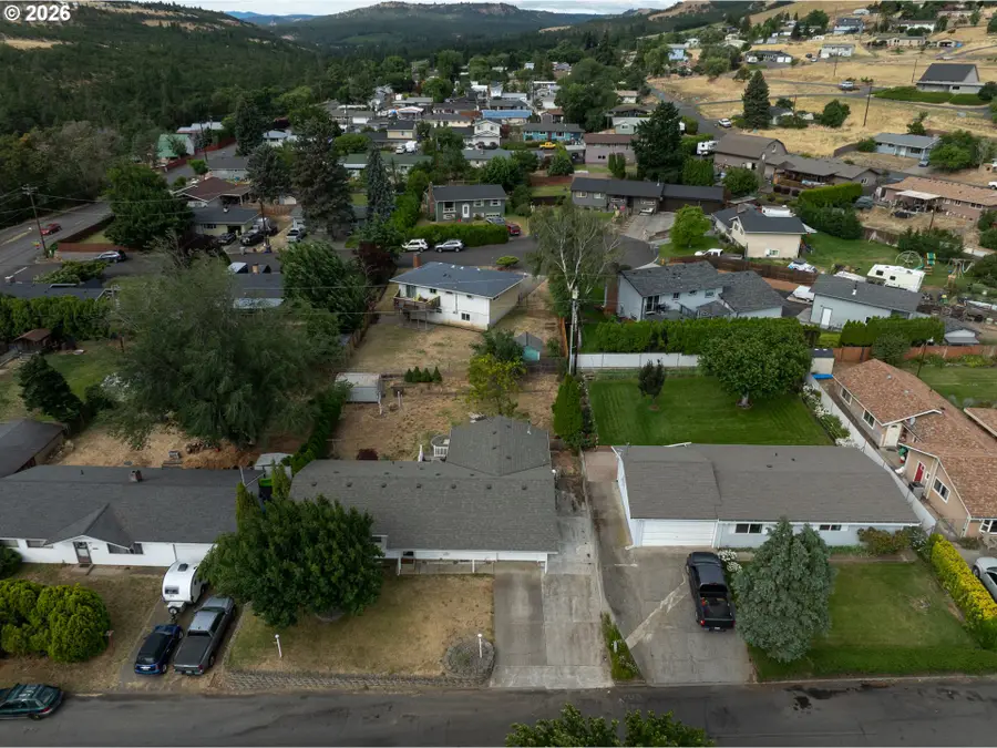 1018 W Murray Dr, Chenoweth, OR 97058 - #3