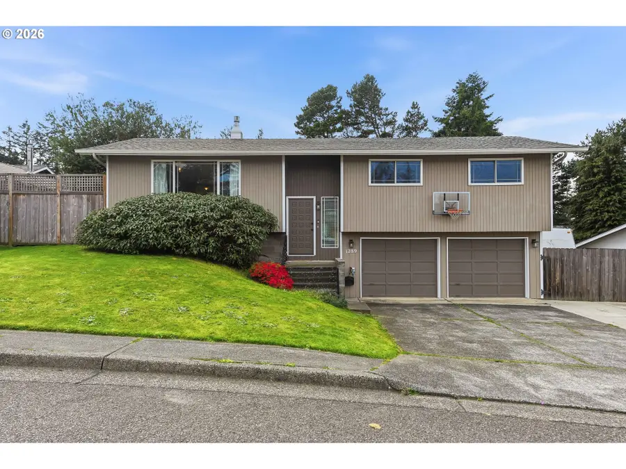 1289 Ford Ln, North Bend, OR 97459 - #2