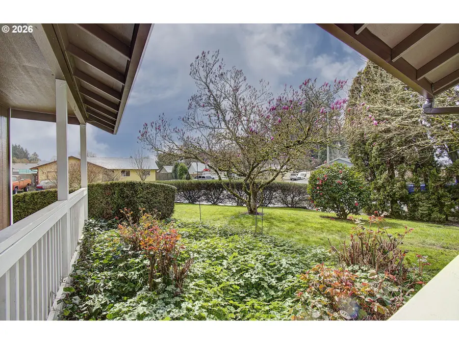 1421 E 4th Cir, La Center, WA 98629 - #2