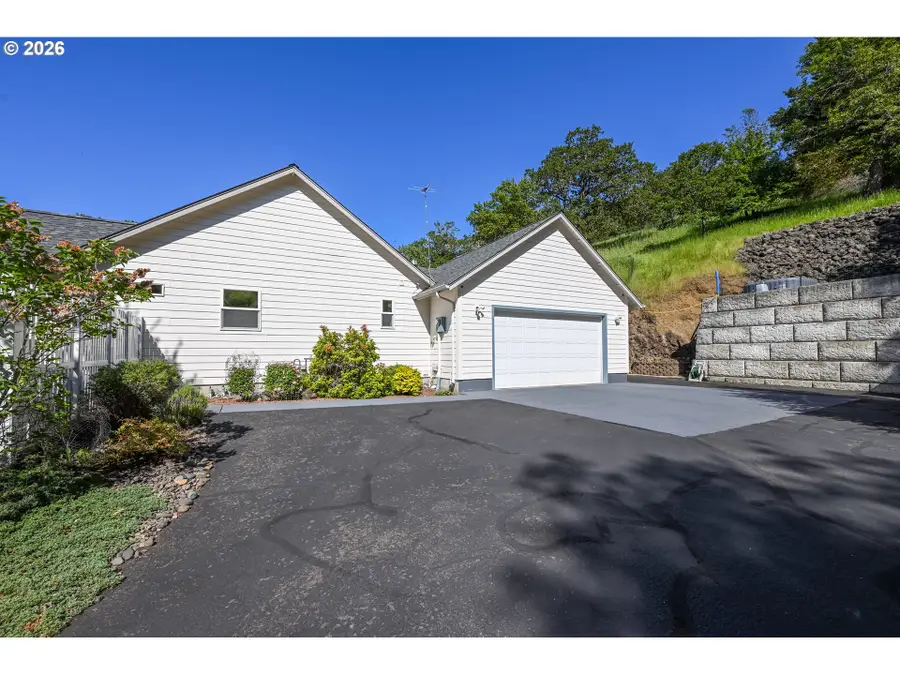 1220 NE Cambrian Ct, Roseburg, OR 97470 - #3