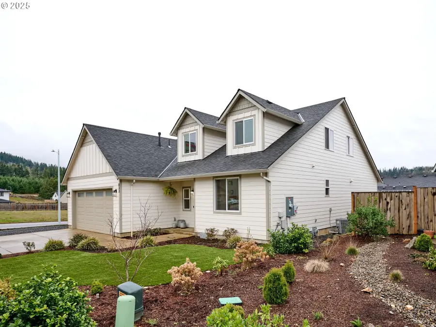833 Hawk Dr, Silverton, OR 97381 - #2