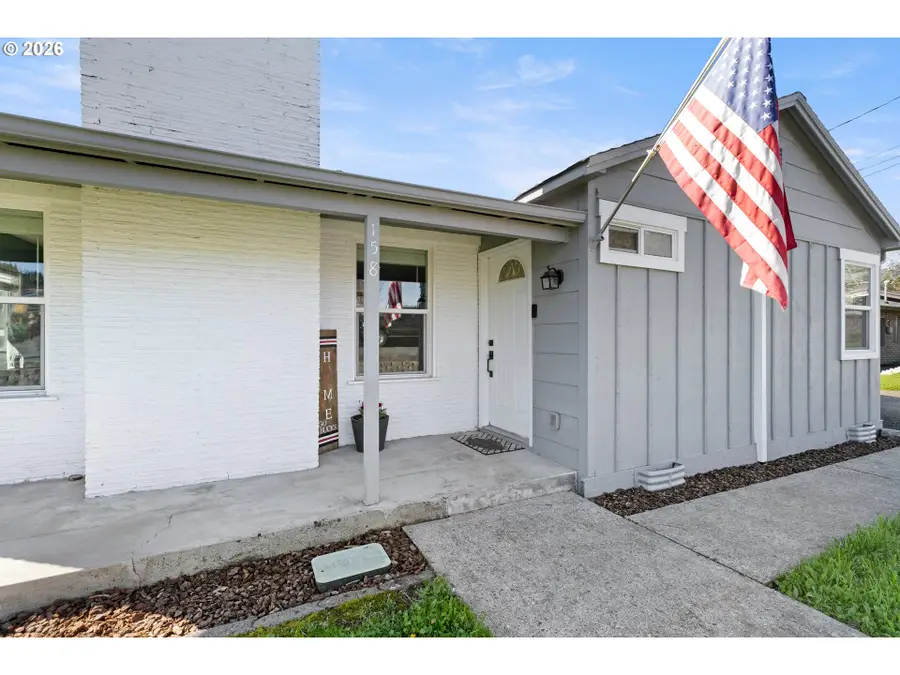158 NE Garrecht St, Roseburg, OR 97470 - #2