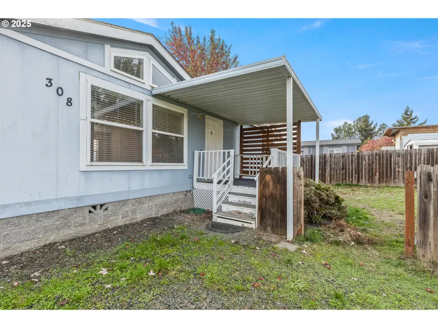 308 NW Civil Bend Ave, Winston, OR 97496 - Image #3