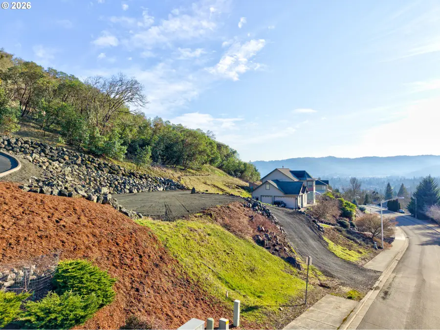 2957 NW Daysha Dr, Roseburg, OR 97471 - Image #2