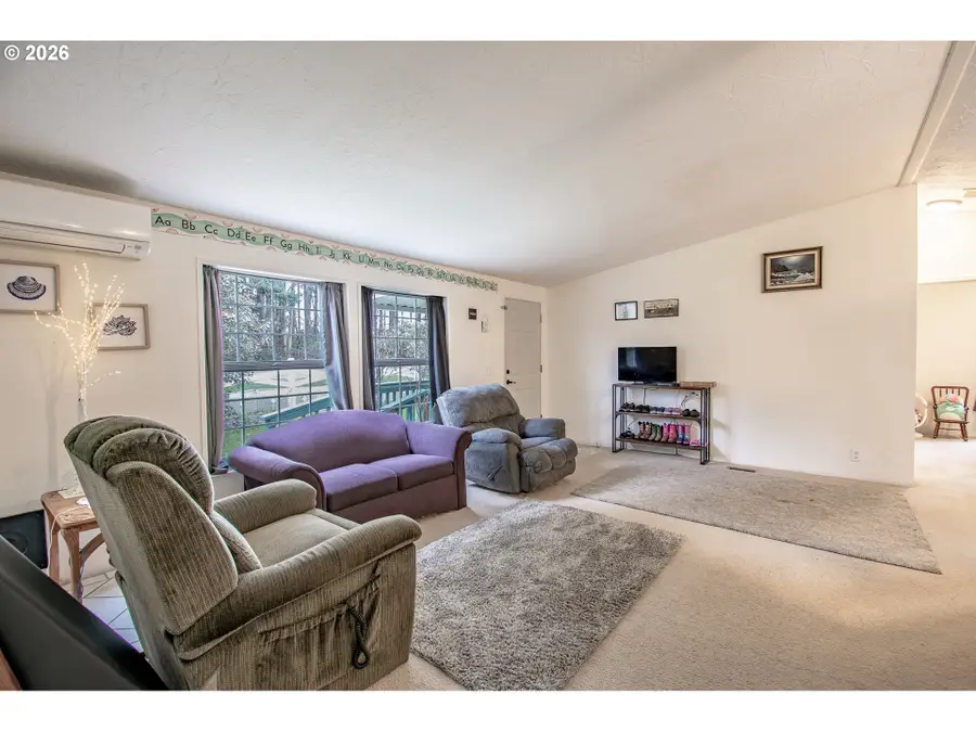 700 N Mill St #1, Creswell, OR 97426 - #3