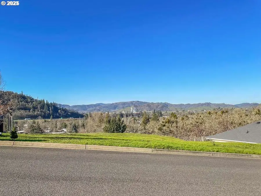 448 N View Dr, Roseburg, OR 97470 - #2