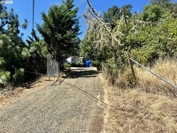 567 Braunda Dr, Roseburg, OR 97471