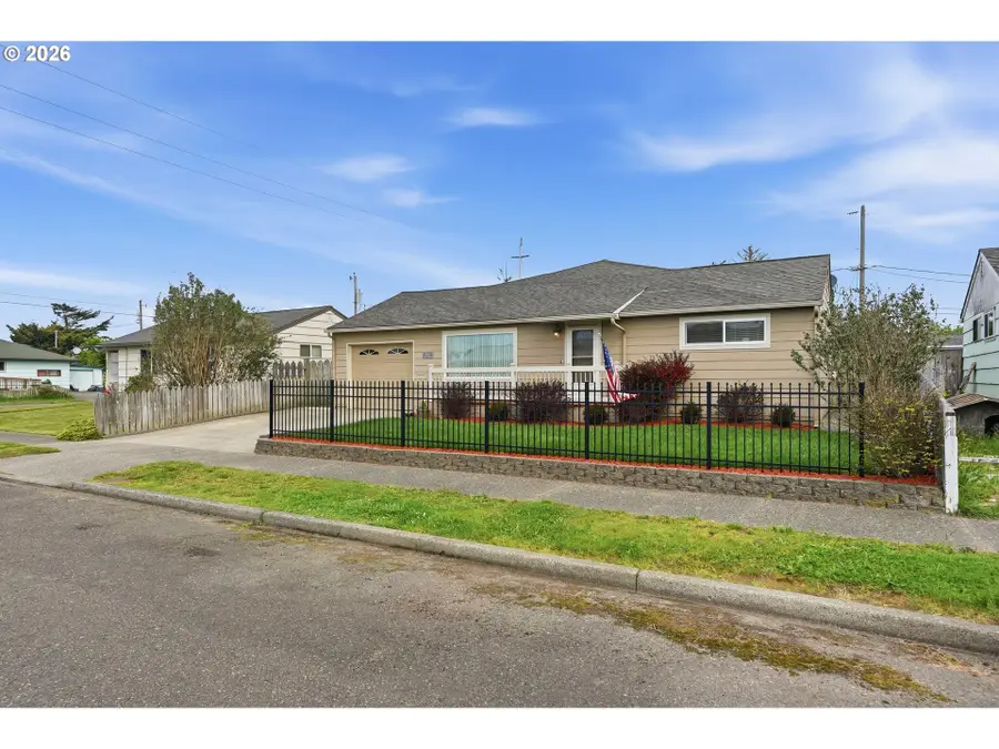 1024 Noble Ave, Coos Bay, OR 97420 - #2