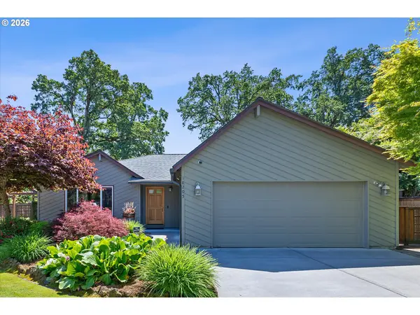 18205 Stonewood Dr, Gladstone, OR 97027