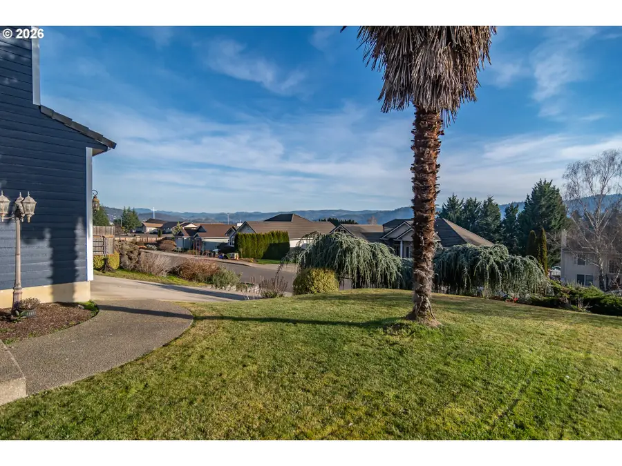 2290 NW Witherspoon Ave, Roseburg, OR 97471 - #2