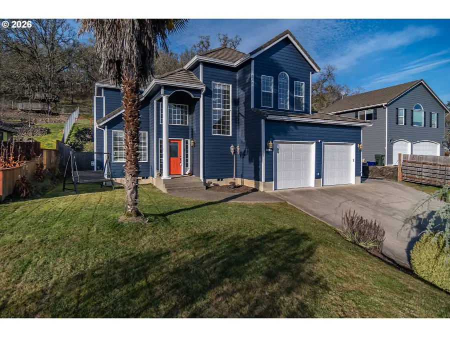 2290 NW Witherspoon Ave, Roseburg, OR 97471 - #3